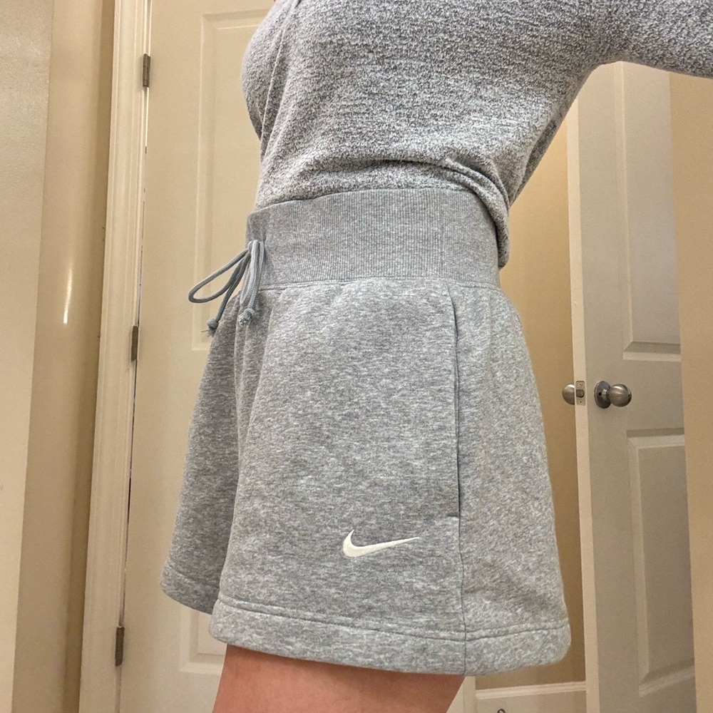 Nike Sportswear Phoenix Fleece |
Women's High-Waisted Loose Shorts